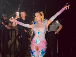 7 Gaya Paris Hilton Jadi DJ di Festival Musik, Pakai Bodysuit Bling Bling