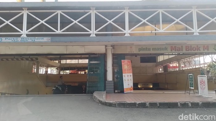 Parkir di Blok M Square