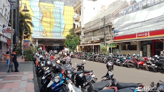 Parkir di Blok M Square