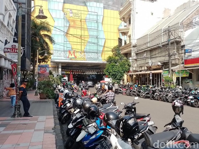 Parkir di Blok M Square