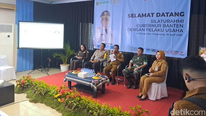 Pelaku industri di Banten mengeluhkan soal proses perizinan PMA yang memakan waktu lama. Andra Soni meminta DPMPTSP Provinsi Banten untuk mendampingi. (Arief/detikcom).