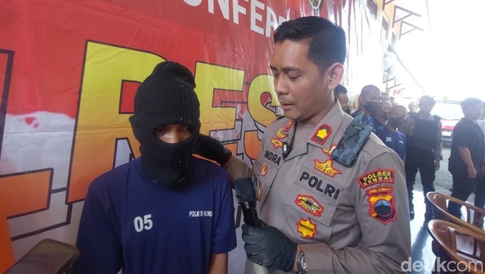 Pelaku pemerkosaan di Kendal saat dihadirkan dalam jumpa pers, Senin (28/4/2025).