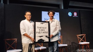 Reza Rahadian Terbitkan Buku Mereka yang Pertama, Nulisnya di Notes HP Reza Rahadian Terbitkan Buku Mereka yang Pertama, Nulisnya di Notes HP
