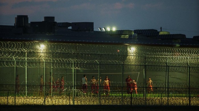 Pemandangan Udara Aktivitas Tahanan Venezuela di Bluebonnet Facility Texas Imigran Venezuela ditahan di Bluebonnet Facility, Texas, usai Mahkamah Agung AS izinkan detensi tanpa batas bagi pendatang ilegal.