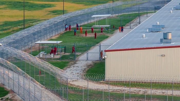 Pemandangan Udara Aktivitas Tahanan Venezuela di Bluebonnet Facility Texas Imigran Venezuela ditahan di Bluebonnet Facility, Texas, usai Mahkamah Agung AS izinkan detensi tanpa batas bagi pendatang ilegal.