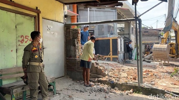 Pembongkaran bangunan liar di Jalan Tentara Pelajar menggunakan Backhoe, Senin (28/4/2025)