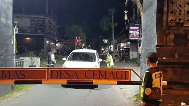 Pemeriksaan identitas di pintu masuk Desa Cemagi, Badung. (Tangkapan layar @babin_cemagi)