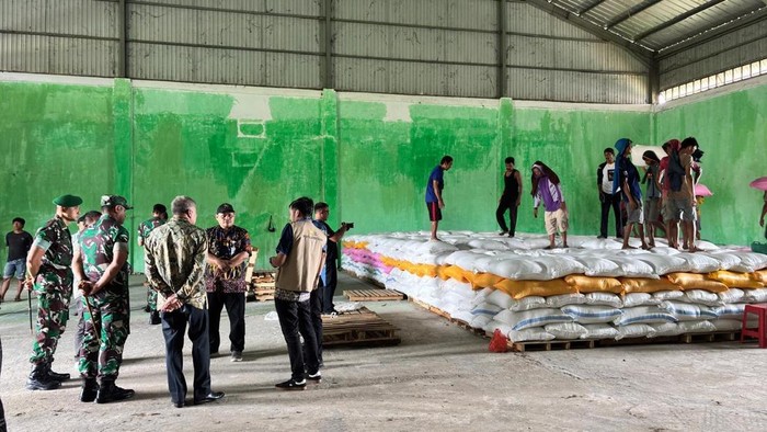 Pemkab Pinrang bersama jajaran Forkopimda meninjau penyimpanan beras di salah satu gudang.