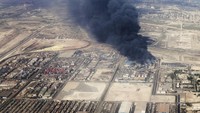 Asap hitam pekat membubung ke udara dari area pelabuhan tersebut. Iranian Presidency Office via AP. 