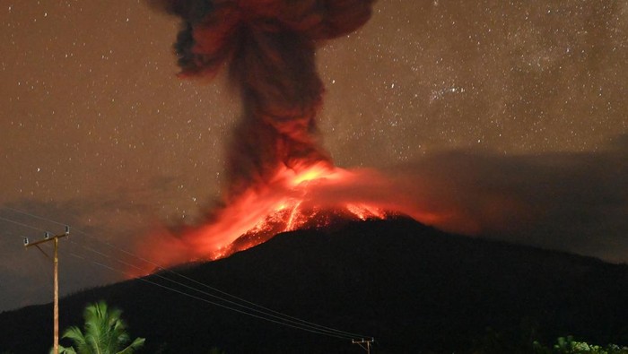 Mount Lewotobi Laki-laki volcano spews vulcanic materials during an eruption as seen from Pululera village in East Flores Regency, East Nusa Tenggara province, Indonesia, April 27, 2025. The Centre for Volcanology and Geological Hazard Mitigation (PVMBG)/Handout via REUTERS ATTENTION EDITORS - THIS IMAGE HAS BEEN SUPPLIED BY A THIRD PARTY. MANDATORY CREDIT. NO RESALES. NO ARCHIVES.