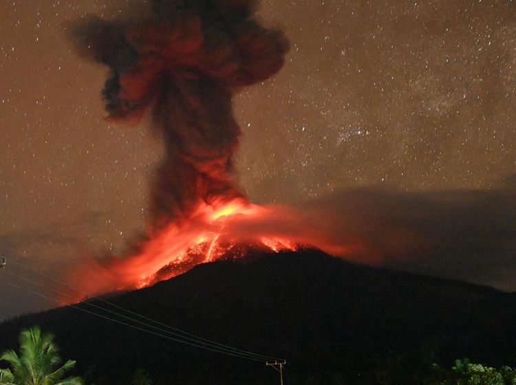 Gunung Lewotobi Laki-laki Meletus dengan Dentuman Keras