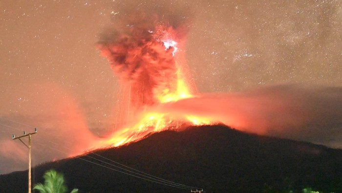 Penampakan Letusan Gunung Lewotobi Laki-laki, Membara dengan Dentuman Keras Mount Lewotobi Laki-laki volcano spews vulcanic materials during an eruption as seen from Pululera village in East Flores Regency, East Nusa Tenggara province, Indonesia, April 27, 2025. The Centre for Volcanology and Geological Hazard Mitigation (PVMBG)/Handout via REUTERS ATTENTION EDITORS - THIS IMAGE HAS BEEN SUPPLIED BY A THIRD PARTY. MANDATORY CREDIT. NO RESALES. NO ARCHIVES.
