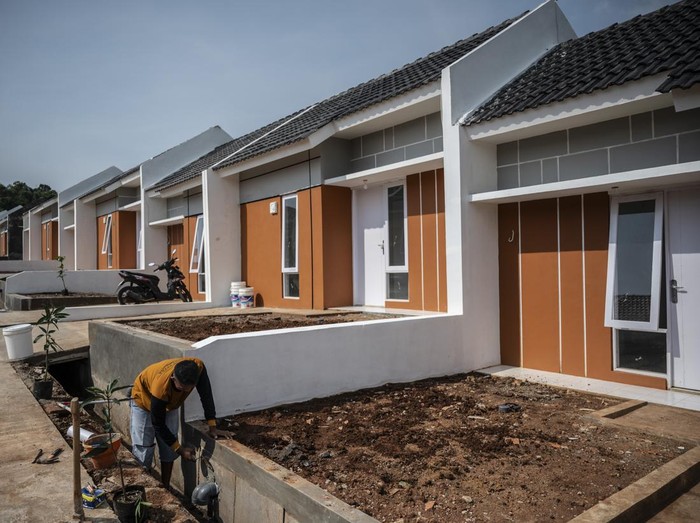 Pekerja menyelesaikan pembangunan rumah subsidi untuk program rumah bagi tenaga kesehatan Indonesia di Puri Delta Asri 9, Sawah Darupono, Kaliwungu, Kendal, Jawa Tengah, Senin (28/4/2025). Program tersebut merupakan bagian dari komitmen pemerintah bersama BTN untuk memperluas akses kepemilikan hunian layak bagi tenaga kesehatan di seluruh Indonesia, dengan alokasi sebanyak 30.000 unit rumah subsidi. ANTARA FOTO/Aprillio Akbar/nz