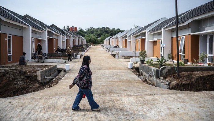 Pekerja menyelesaikan pembangunan rumah subsidi untuk program rumah bagi tenaga kesehatan Indonesia di Puri Delta Asri 9, Sawah Darupono, Kaliwungu, Kendal, Jawa Tengah, Senin (28/4/2025). Program tersebut merupakan bagian dari komitmen pemerintah bersama BTN untuk memperluas akses kepemilikan hunian layak bagi tenaga kesehatan di seluruh Indonesia, dengan alokasi sebanyak 30.000 unit rumah subsidi. ANTARA FOTO/Aprillio Akbar/nz