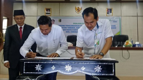 Penandatanganan PKS antara BPJS Ketenagakerjaan dengan Pemkab Lombok Timur, Senin (28/4/2025). (Sanusi Ardi W/detikBali)