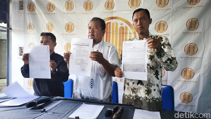 Pengurus Kuttab Al-Faruq M. Syafii Al Hafidz (kiri), didampingi kuasa hukumnya, Endro  Sudarsono, saat konferensi pers di Kuttab Al-Faruq, Kecamatan Grogol, Kabupaten Sukoharjo, Senin (28/4/2025).