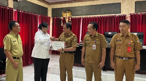 Penyerahan penghargaan Ombudsman kepada 6 organisasi perangkat daerah (OPD) di Pemerintah Kabupaten (Pemkab) Bangli, Senin (28/4/2025). (IST)