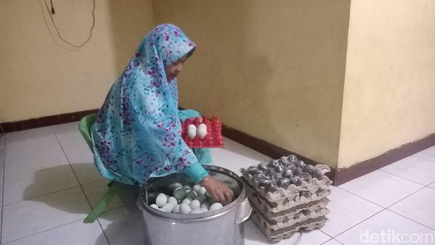 Tukini, perajin telur asin di Desa Wage, Kecamatan Taman,Sidoarjo