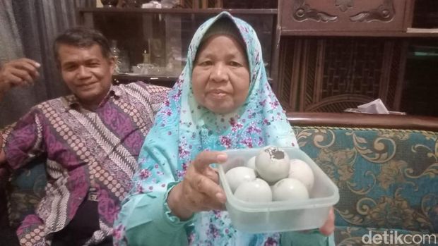 Tukini, perajin telur asin di Desa Wage, Kecamatan Taman,Sidoarjo
