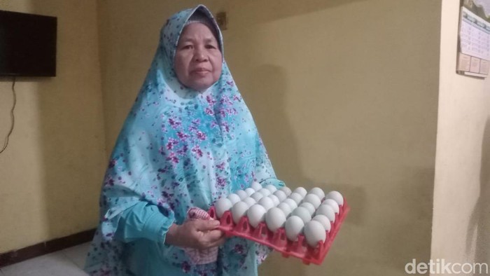 Tukini, perajin telur asin di Desa Wage, Kecamatan Taman,Sidoarjo
