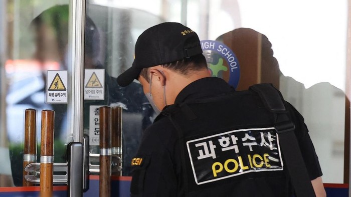 Members of South Korean Police Crime Scene Investigation team probe at a high school in Cheongju on April 28, 2025, after a knife attack by a student. A student stabbed three people in a knife attack at a South Korean high school on April 28, and injured two others, police said. (Photo by YONHAP / AFP) / - South Korea OUT / NO ARCHIVES -  RESTRICTED TO SUBSCRIPTION USE
