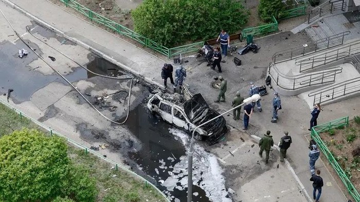 Law enforcement officers work at the site of a car bomb, which killed senior Russian military officer, in Balashikha, outside Moscow, Russia April 25, 2025. (Reuters)