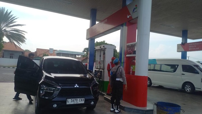 Petugas kepolisian mengecek rekaman CCTV saat pemukulan terhadap petugas SPBU di Sampang terjadi.