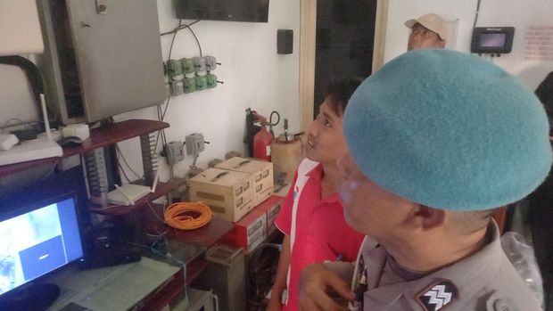 Petugas kepolisian mengecek rekaman CCTV saat pemukulan terhadap petugas SPBU di Sampang terjadi.