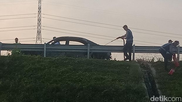 Proses pemadaman mobil di tol Jogja-Solo Desa Pepe, Klaten.