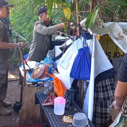 Petugas Satpol PP Badung bongkar tenda di balik semak dekat patung Dewa Ruci, Kuta, Senin (28/4/2025). (Dok Satpol PP Badung)