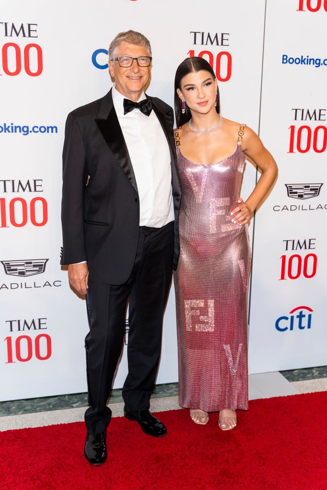Merilis bisnis aplikasi belanja berbasis AI di usia 22 tahun, Phoebe Gates diklaim tidak meminta bantuan finansial ayahnya, Bill Gates. Hal itu disampaikan sendiri oleh Bill Gates saat diwawancara The New York Times. Foto: FilmMagic/Gotham