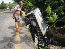 Pikap Boks Terjun ke Sungai di Arteri Jombang Gegara Jalan Berlubang