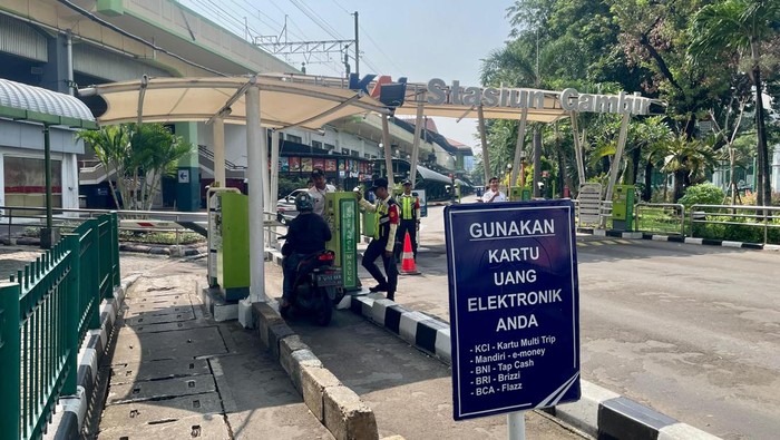 Pintu Parkir Stasiun Gambir.