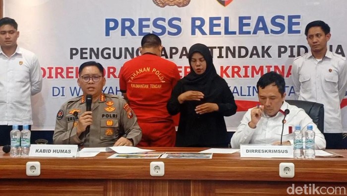 Polda Kalteng melalui Ditreskrimsus mengungkap kasus tindak pidana kehutanan berupa pembukaan lahan sawit ilegal oleh seorang pria berinisial M. Terduga pelaku terancam pidana penjara paling lama 10 tahun dan denda sebanyak Rp 7,5 miliar.
