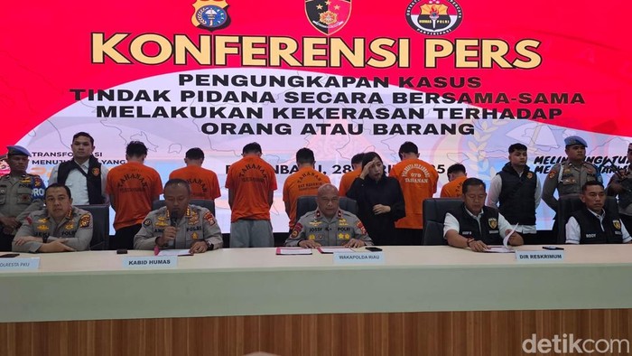 Polda Riau kembali menangkap 10 orang pelaku pengeroyokan yang terjadi di depan Polsek Bukit Raya.
