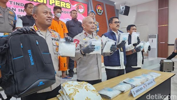 Polda Riau menggagalkan narkoba senilai Rp 12,8 miliar di Pekanbaru. Sabu tersebut akan dikirim ke Surabaya.