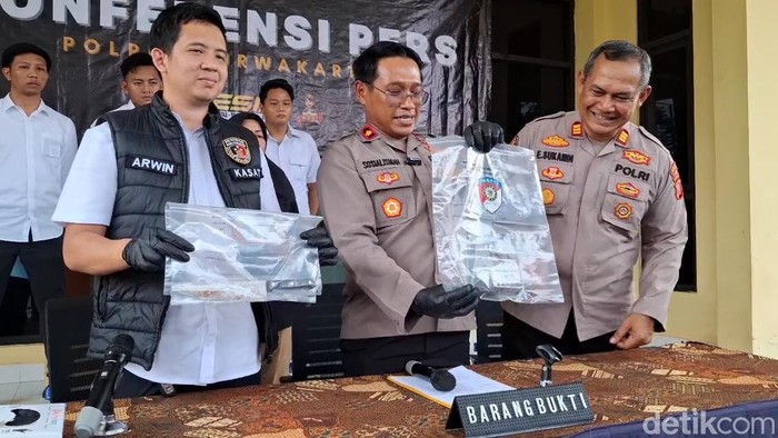 Polisi perlihatkan barang butki kasus pembacokan di Purwakarta