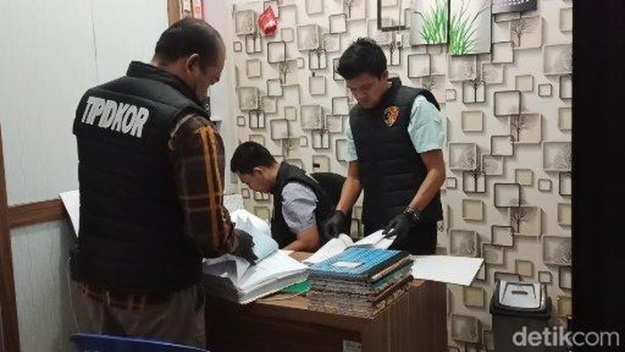Polisi saat melakukan pengeledahan di salah satu kantor Bank Bengkulu