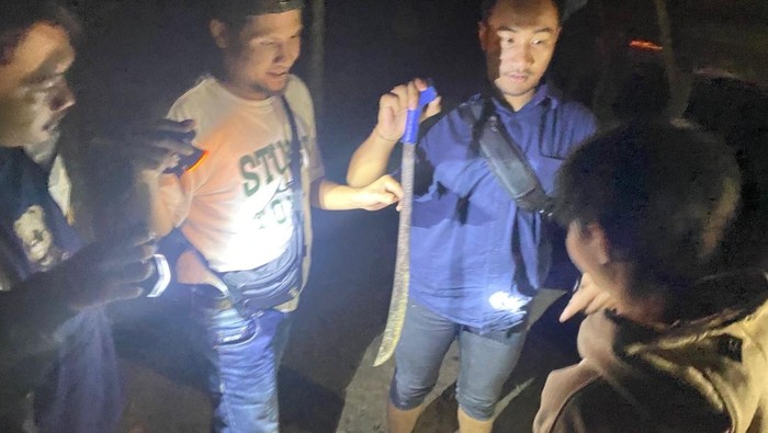 Polisi saat mengamankan pelaku dan barang bukti parang