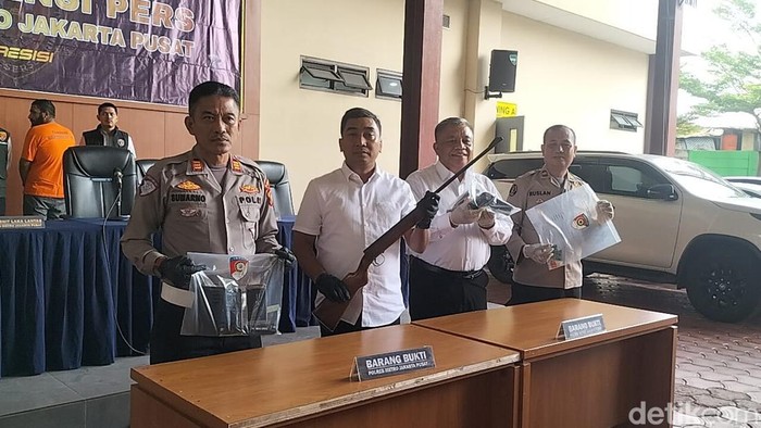 Polres Metro Jakarta Pusat mengungkap kasus pengacara membawa sejumlah senpi ilegal. Berikut penampakan senpi barang bukti kasus tersebut. (Maulani/detikcom) Polres Metro Jakarta Pusat mengungkap kasus pengacara membawa sejumlah senpi ilegal. Berikut penampakan senpi barang bukti kasus tersebut. (Maulani/detikcom)