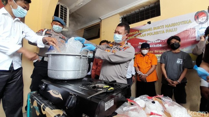 Polresta Palu memusnahkan barang bukti sabu dengan cara direbus.