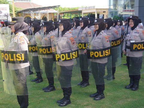 Polwan Polresta Solo mengikuti latihan pengendalian massa (Dalmas) di halaman Mapolresta Solo, Senin (28/4/2025).