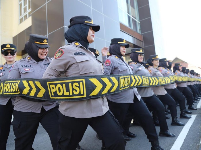 Polwan Polresta Solo mengikuti latihan pengendalian massa (Dalmas) di halaman Mapolresta Solo, Senin (28/4/2025).
