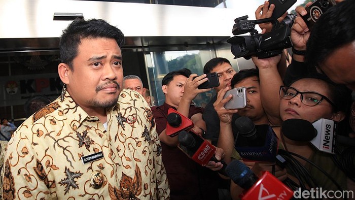 Gubernur Sumatera Utara (Sumut) Bobby Nasution menjawab pertanyaan jurnalis usai mengadakan pertemuan di Gedung Komisi Pemberantasan Korupsi (KPK), Jakarta, Senin (28/4/2025). Mantan Wali Kota Medan itu hadir di Gedung KPK dalam rangka kegiatan koordinasi dan supervisi (korsup) untuk wilayah Sumatera Utara.