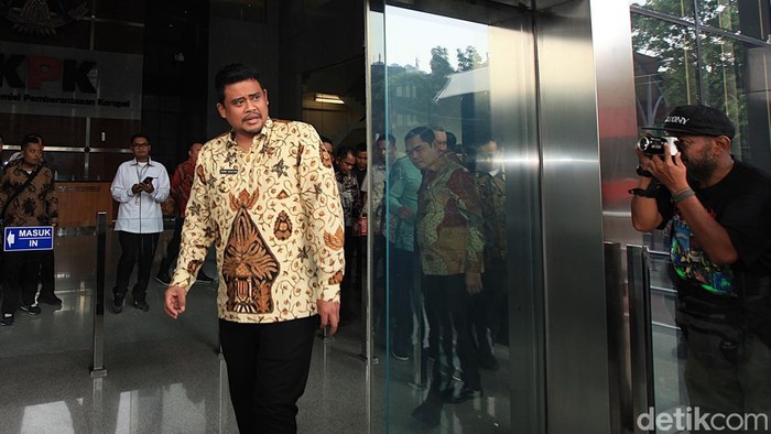Potret Bobby Nasution Hadiri Koordinasi Antikorupsi di KPK Gubernur Sumatera Utara (Sumut) Bobby Nasution menjawab pertanyaan jurnalis usai mengadakan pertemuan di Gedung Komisi Pemberantasan Korupsi (KPK), Jakarta, Senin (28/4/2025). Mantan Wali Kota Medan itu hadir di Gedung KPK dalam rangka kegiatan koordinasi dan supervisi (korsup) untuk wilayah Sumatera Utara.