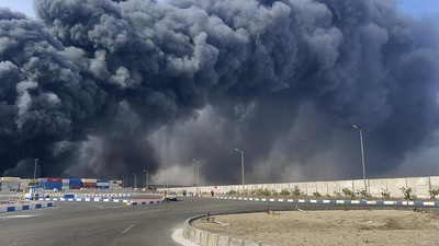 Potret Dahsyatnya Ledakan Guncang Pelabuhan Iran