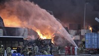 Proses pemadaman memakan waktu berjam-jam. Mahdi Nori/Fars News Agency via AP 