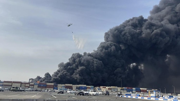 Ledakan dahsyat mengguncang pelabuhan utama di wilayah Iran bagian selatan pada Sabtu (26/4).