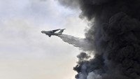 Sejumlah helikopter hingga pesawat dikerahkan untuk memadamkan api. AP Photo/Mahdi Nori/Fars News agency. 