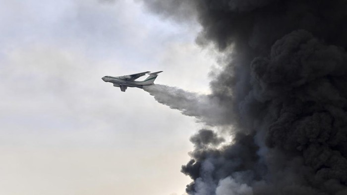 Potret Dahsyatnya Ledakan yang Guncang Pelabuhan Iran Ledakan dahsyat mengguncang pelabuhan utama di wilayah Iran bagian selatan pada Sabtu (26/4).
